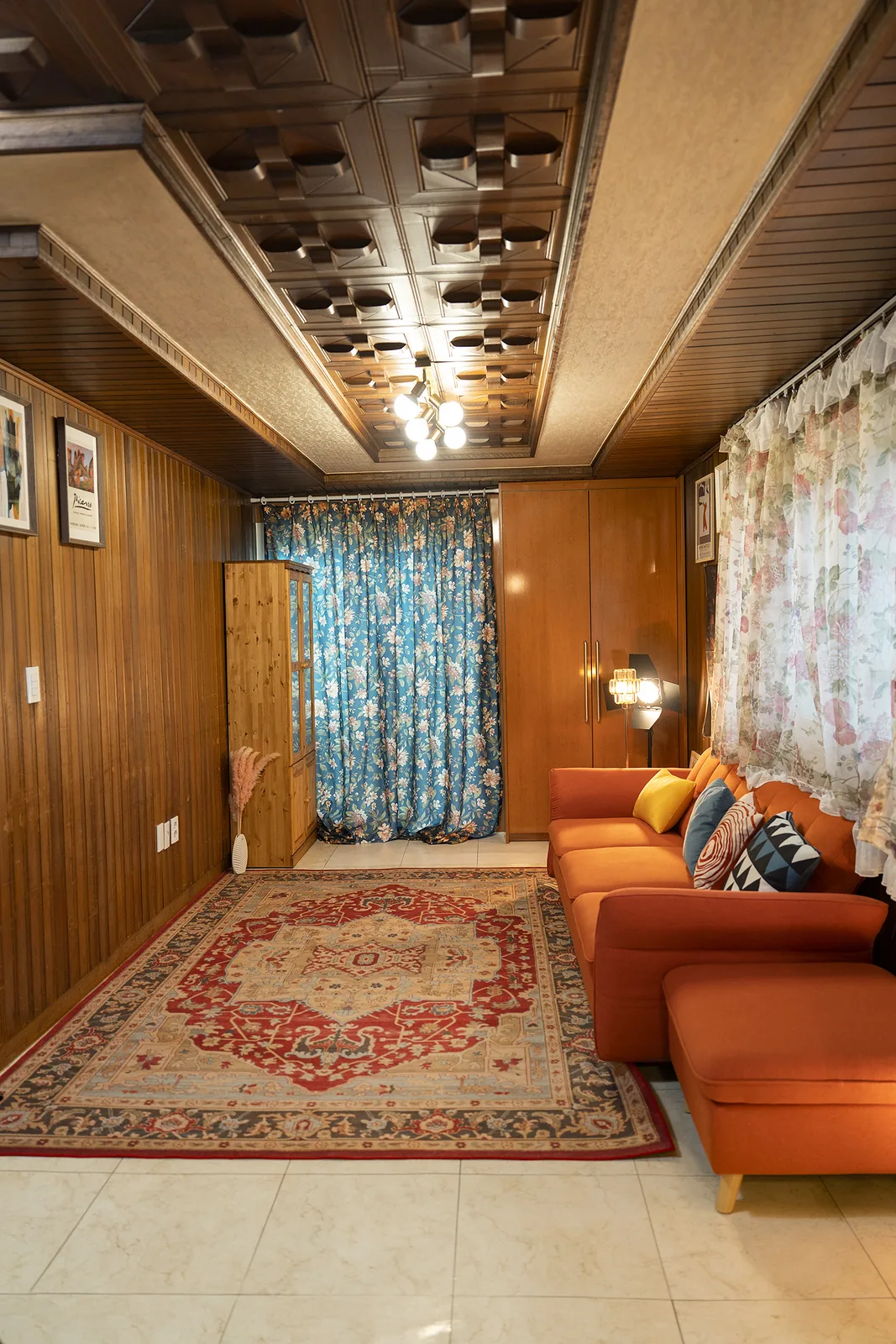 The long living room at Botonglee Studio, with room for a group to move around